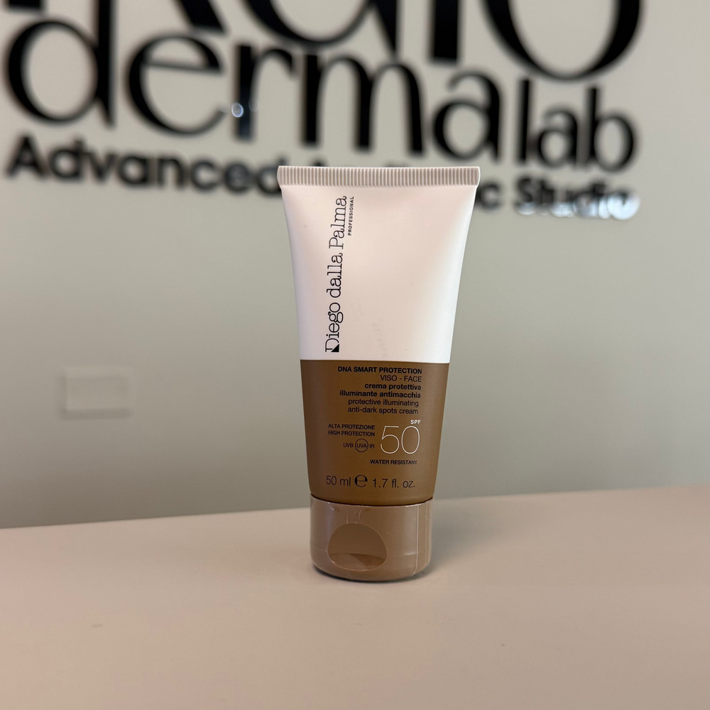 CREMA PROTETTIVA ILLUMINANTE ANTIMACCHIA SPF50